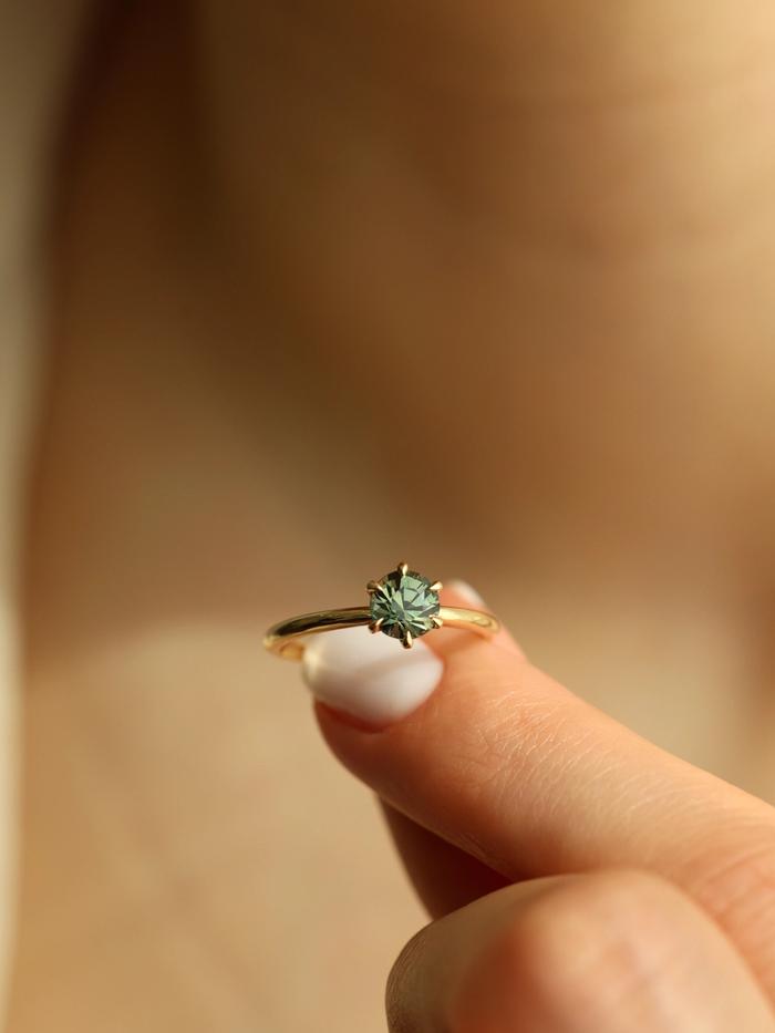 Nangi fine jewelry - green sapphire ring in yellow gold