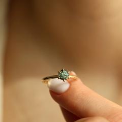 Nangi fine jewelry - green sapphire ring in yellow gold