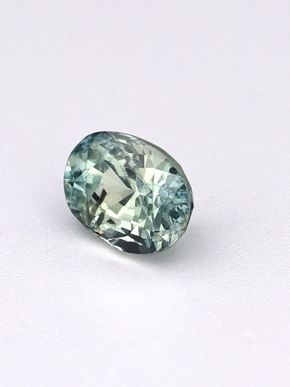 0.91 ct Bicolored, Oval Sapphire