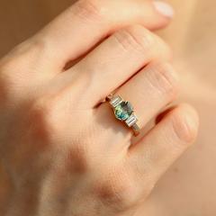 Nangi fine jewelry - teal / Peacock sapphire ring in yellow gold