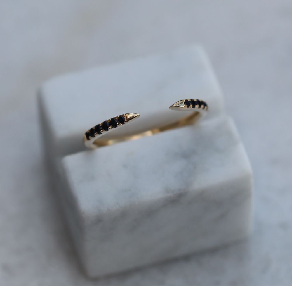 Nangi fine jewelry - black ring in yellow gold