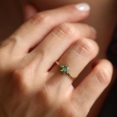 Nangi fine jewelry - green ring in yellow gold
