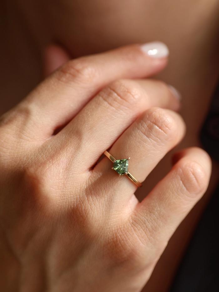 Nangi fine jewelry - green ring in yellow gold