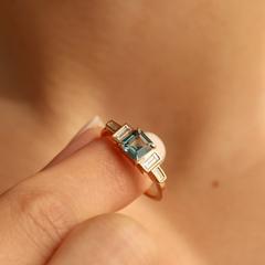Nangi fine jewelry - teal / Peacock sapphire ring in yellow gold
