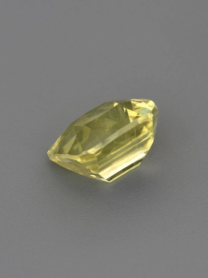 Nangi fine jewelry - yellow gemstone in gold