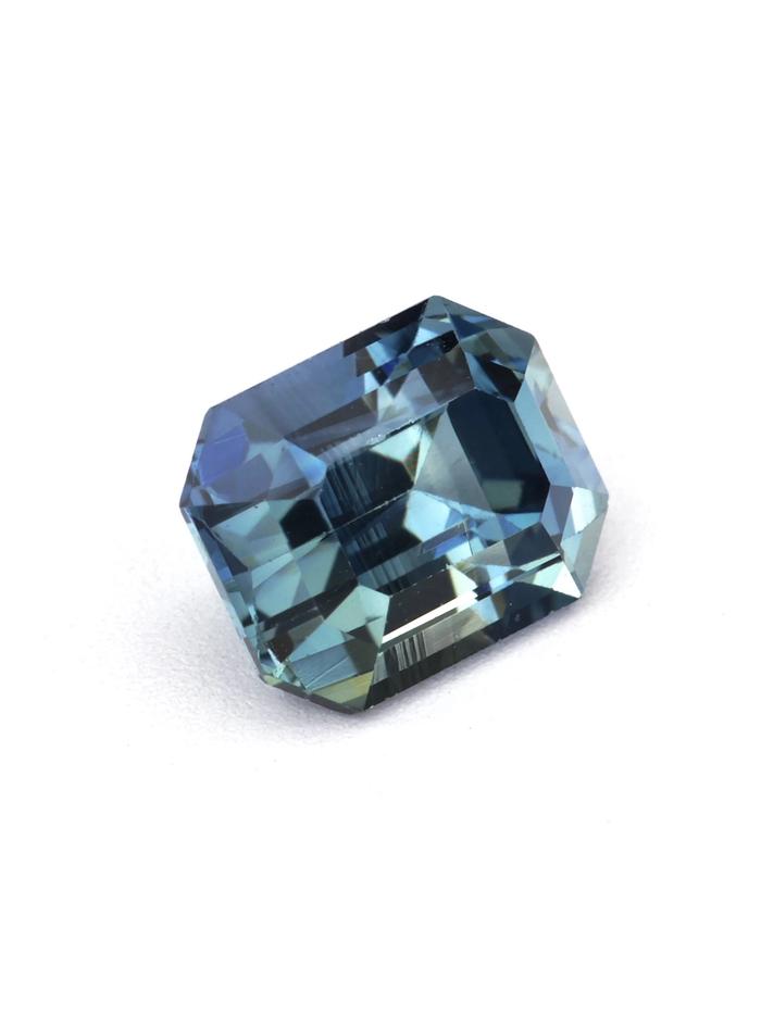 Nangi fine jewelry - teal / Peacock sapphire gemstone in gold