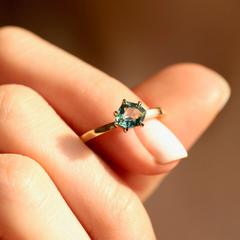 Nangi fine jewelry - teal / Peacock sapphire ring in yellow gold