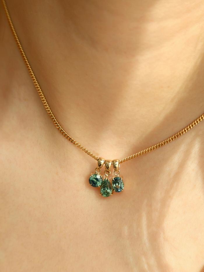 Nangi fine jewelry - teal / Peacock pendant in yellow gold