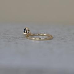 Nangi fine jewelry - blue sapphire ring in yellow gold