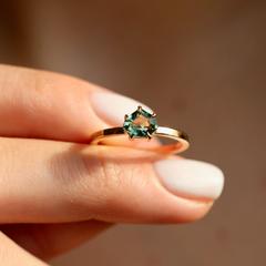 Nangi fine jewelry - teal / Peacock sapphire ring in yellow gold