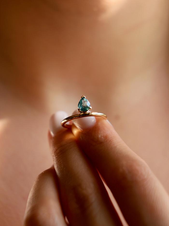 Nangi fine jewelry - green ring in yellow gold