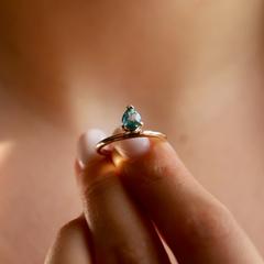 Nangi fine jewelry - green ring in yellow gold