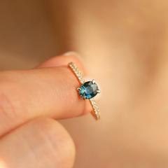 Nangi fine jewelry - teal / Peacock sapphire ring in yellow gold