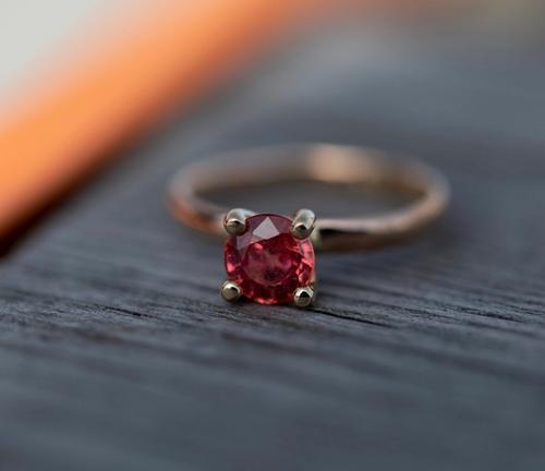 Nangi fine jewelry - orange sapphire ring in yellow gold