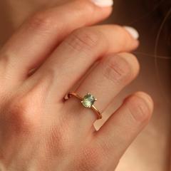 Nangi fine jewelry - green sapphire ring in yellow gold