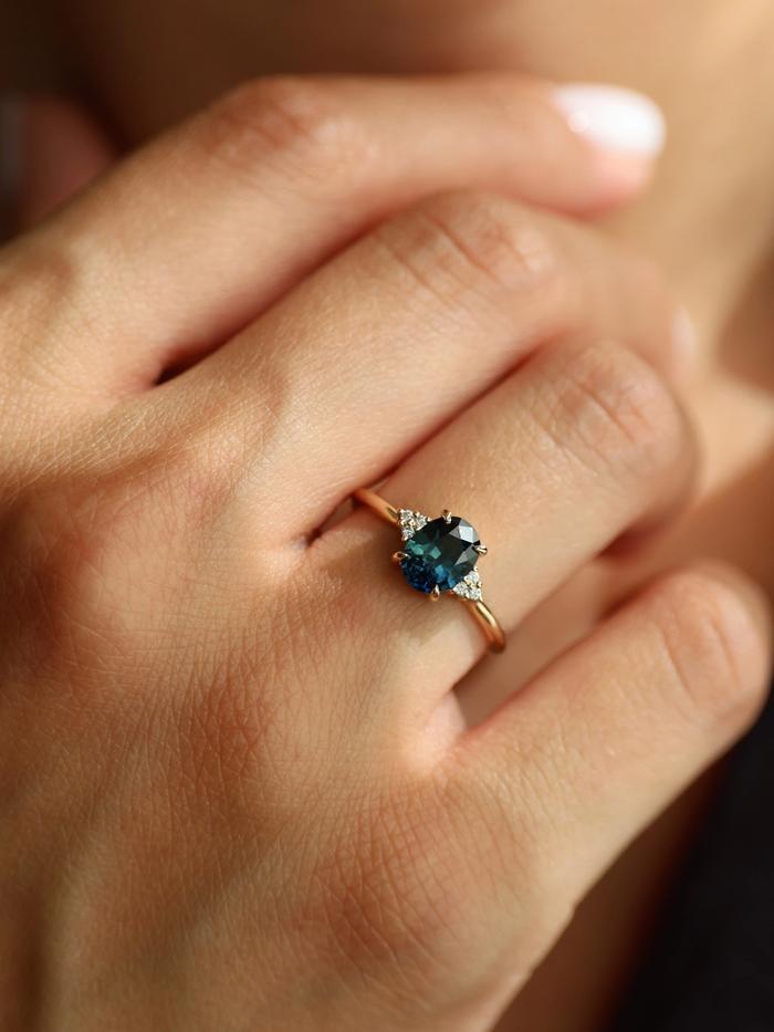 Nangi fine jewelry - teal / Peacock ring in yellow gold