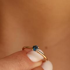 Nangi fine jewelry - blue sapphire ring in yellow gold