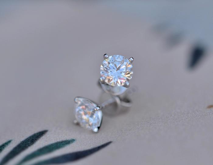 Nangi fine jewelry - white diamond earring in white gold