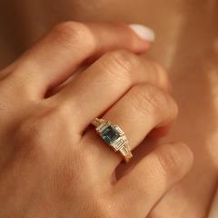 Nangi fine jewelry - teal / Peacock sapphire ring in yellow gold