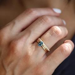 Nangi fine jewelry - teal / Peacock sapphire ring in yellow gold