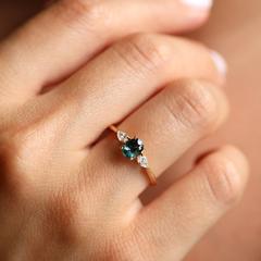 Nangi fine jewelry - teal / Peacock ring in yellow gold