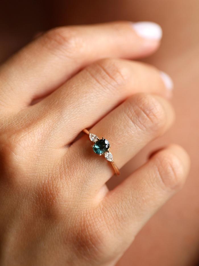 Nangi fine jewelry - teal / Peacock ring in yellow gold