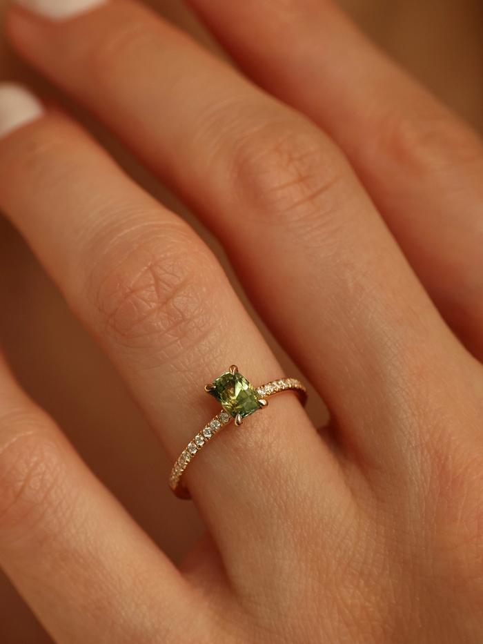 Nangi fine jewelry - green sapphire ring in yellow gold
