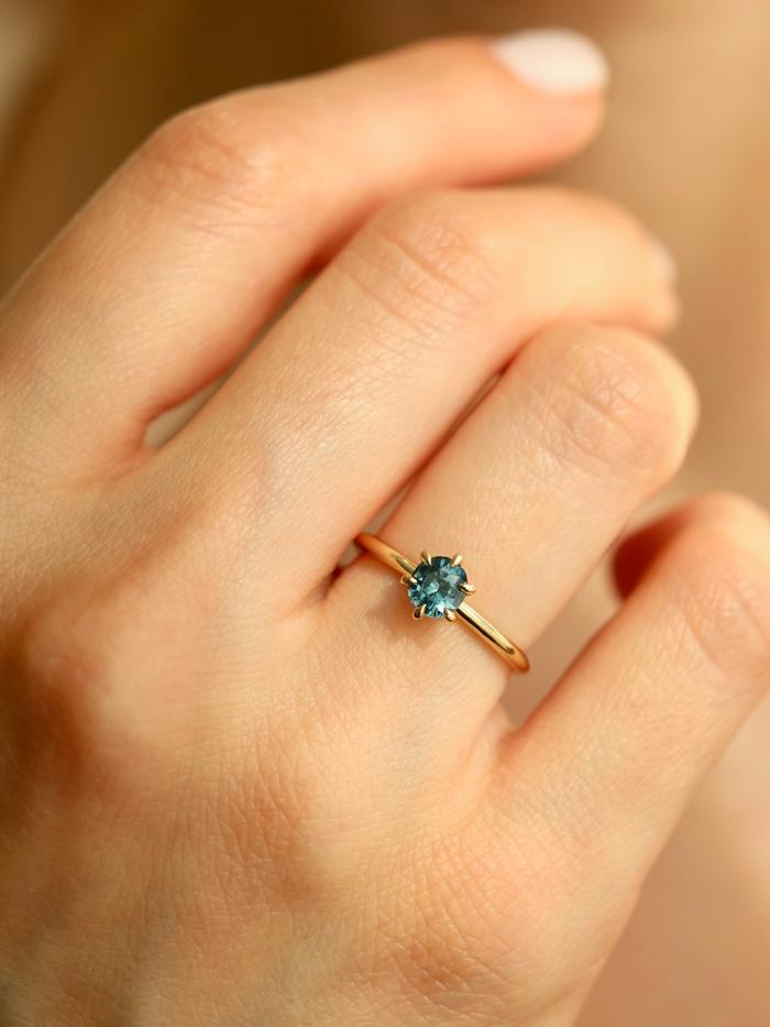 Nangi fine jewelry - blue ring in yellow gold