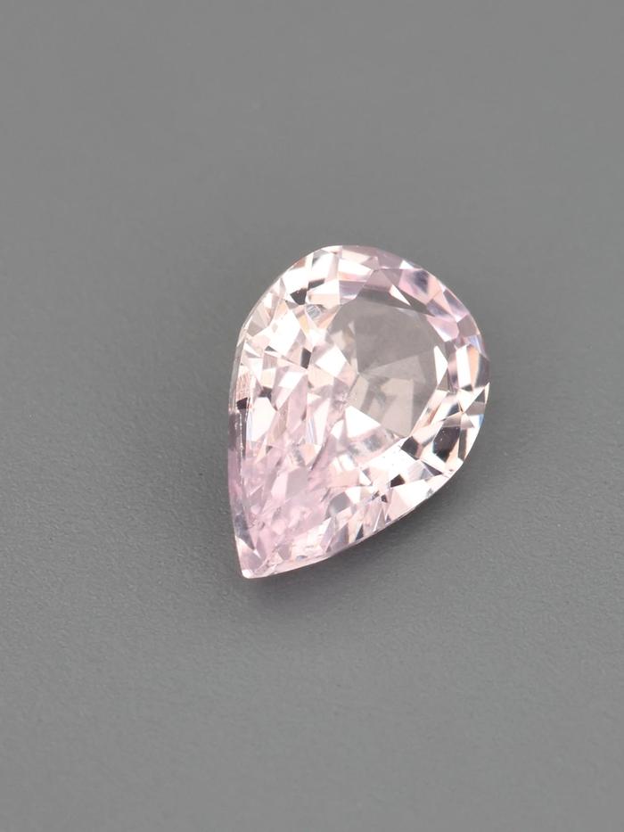 Nangi fine jewelry - pink gemstone in gold