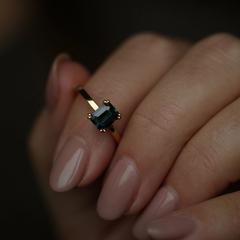 Nangi fine jewelry - teal / Peacock sapphire ring in yellow gold