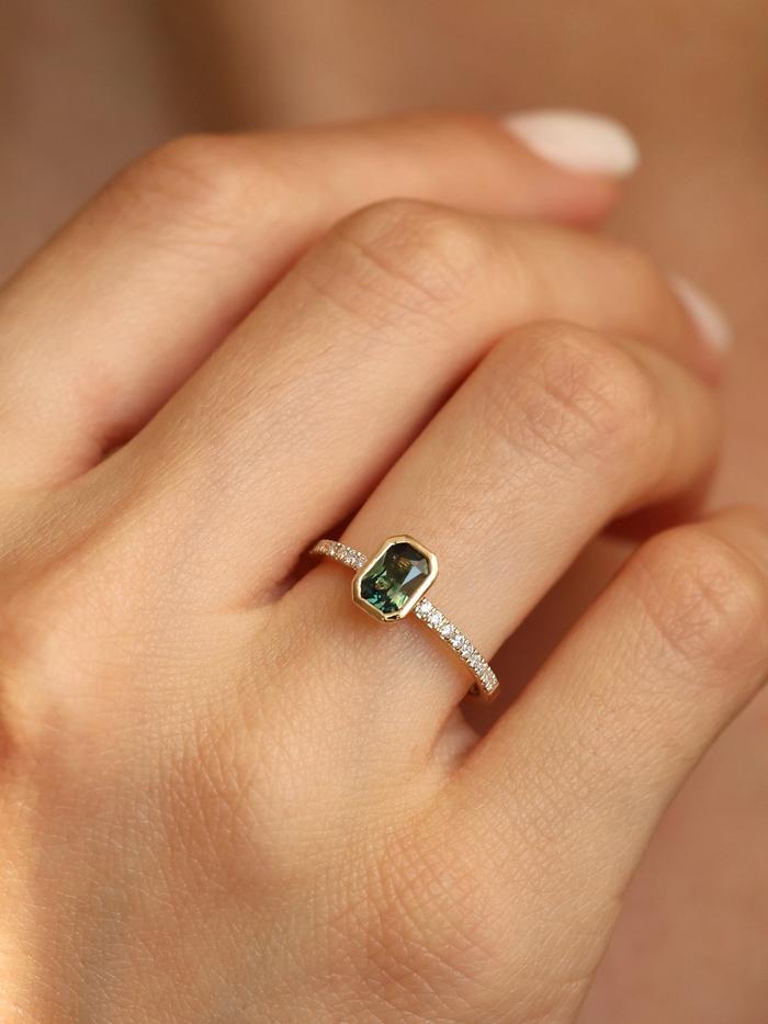 Nangi fine jewelry - green sapphire ring in yellow gold