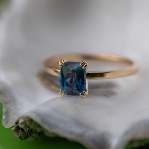 Nangi fine jewelry - blue sapphire ring in yellow gold