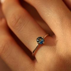 Nangi fine jewelry - blue sapphire ring in white gold