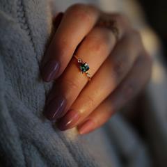 Nangi fine jewelry - blue sapphire ring in yellow gold