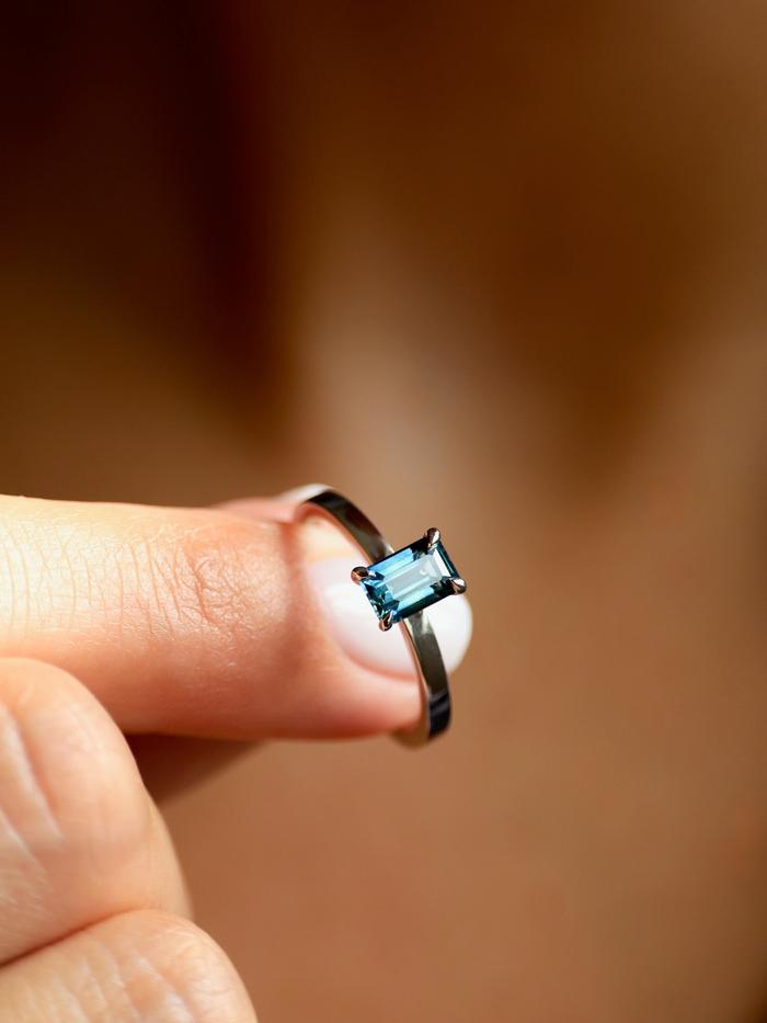 Nangi fine jewelry - blue ring in white gold