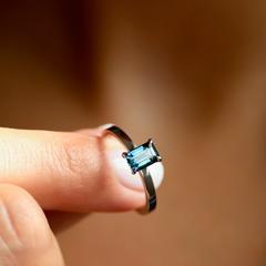 Nangi fine jewelry - blue ring in white gold