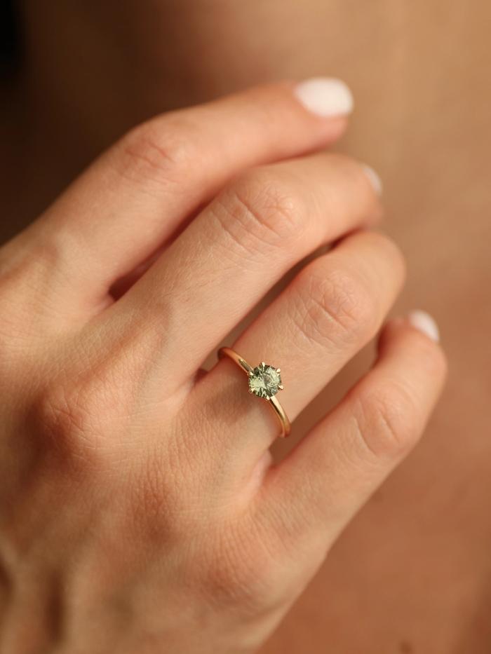 Nangi fine jewelry - green ring in yellow gold