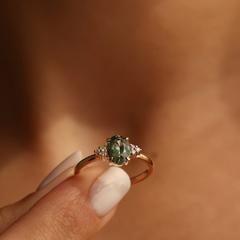 Nangi fine jewelry - teal / Peacock sapphire ring in yellow gold