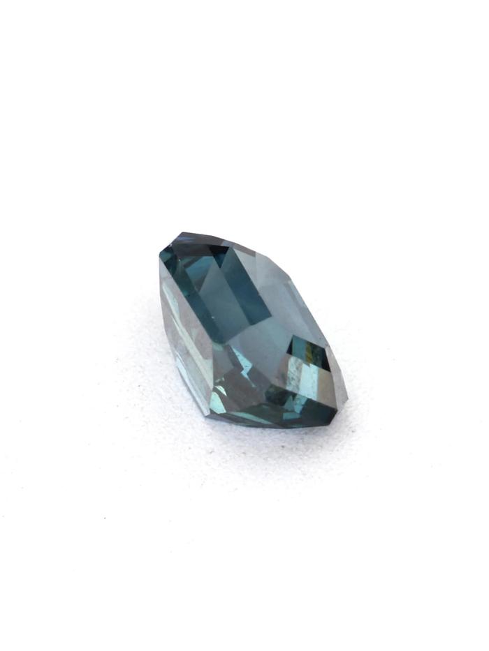 Nangi fine jewelry - blue sapphire gemstone in gold