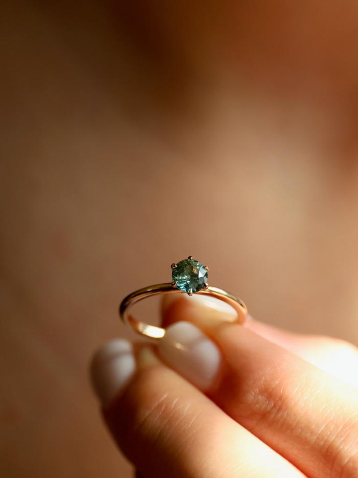 Nangi fine jewelry - teal / Peacock sapphire ring in yellow gold