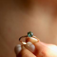 Nangi fine jewelry - teal / Peacock sapphire ring in yellow gold