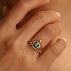 Nangi fine jewelry - teal / Peacock sapphire ring in yellow gold