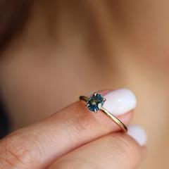 Nangi fine jewelry - teal / Peacock sapphire ring in yellow gold