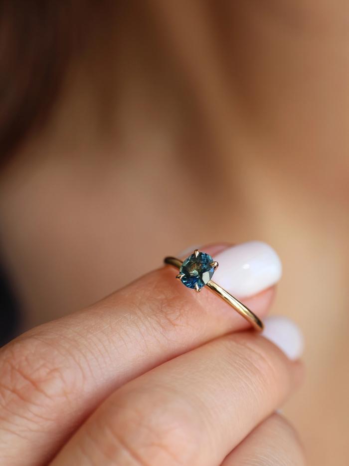 Nangi fine jewelry - teal / Peacock sapphire ring in yellow gold