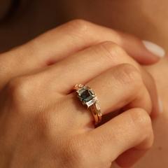 Nangi fine jewelry - green sapphire ring in yellow gold