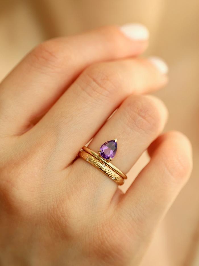 Nangi fine jewelry - purple amethyst ring in yellow gold