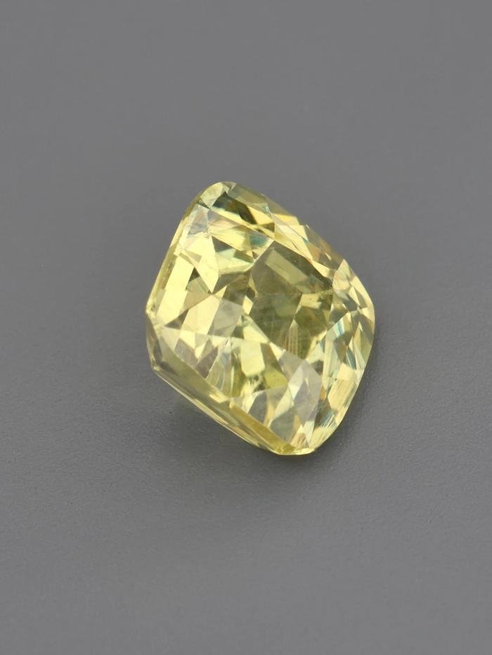 Nangi fine jewelry - yellow gemstone in gold