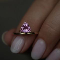 Nangi fine jewelry - pink sapphire ring in yellow gold