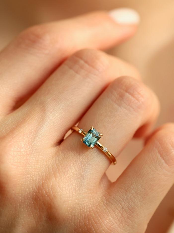 Nangi fine jewelry - teal / Peacock ring in yellow gold