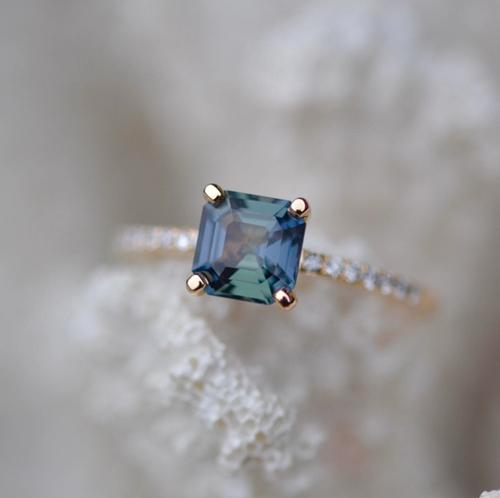 Nangi fine jewelry - green sapphire ring in yellow gold